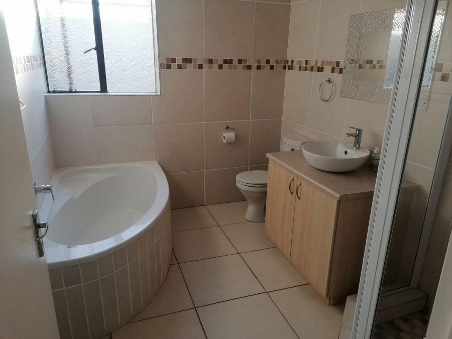 6 Bedroom Property for Sale in Paradise Beach Eastern Cape